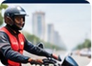 Conducteur de moto en déplacement